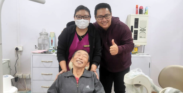 Dr. Meyisen Angh (Shamakok Dental Clinic) and Mr. Imlitongzuk Amri (Director, TOAHDCC) with the grandpa.
