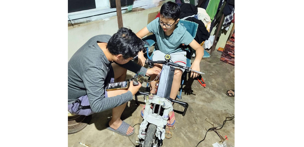 Kangzang Zeliang and Zaiyigum Zeliang working on the ZOULES prototype