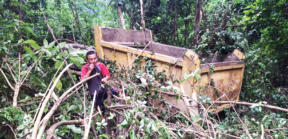 Dumper Truck meets with accident between Longkhim and Chimonger