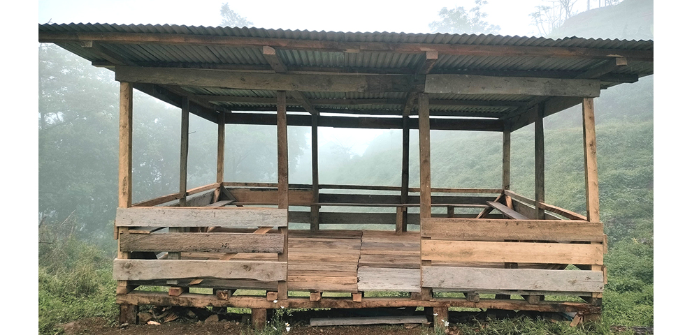 Thazuvi villagers construct waiting shed at Health & Wellness Centre