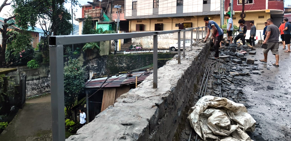 More than 10 vehicles plunged through this spot. Then Kabur Telok stepped in.